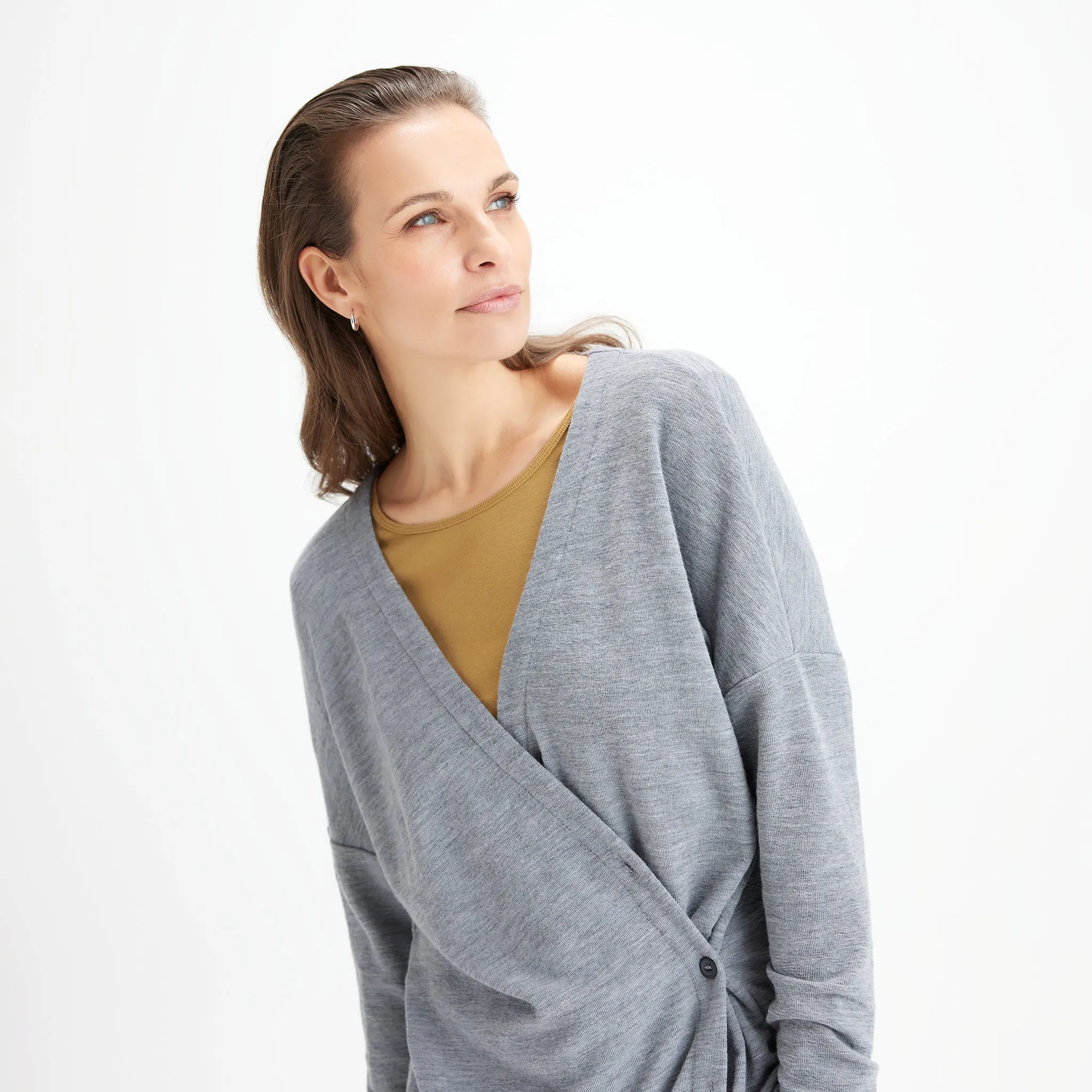 8017 - Fram- eller sidoknppt kofta, oversize