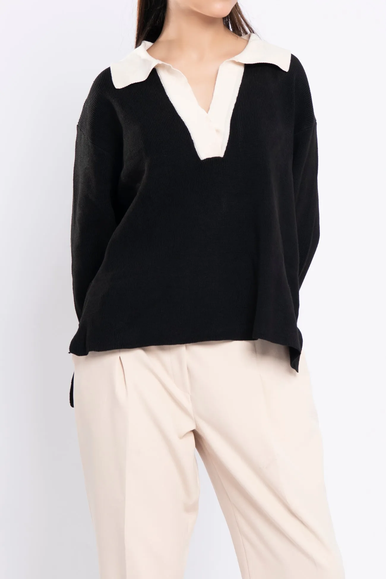 CONTASTING COLLAR SWEATER